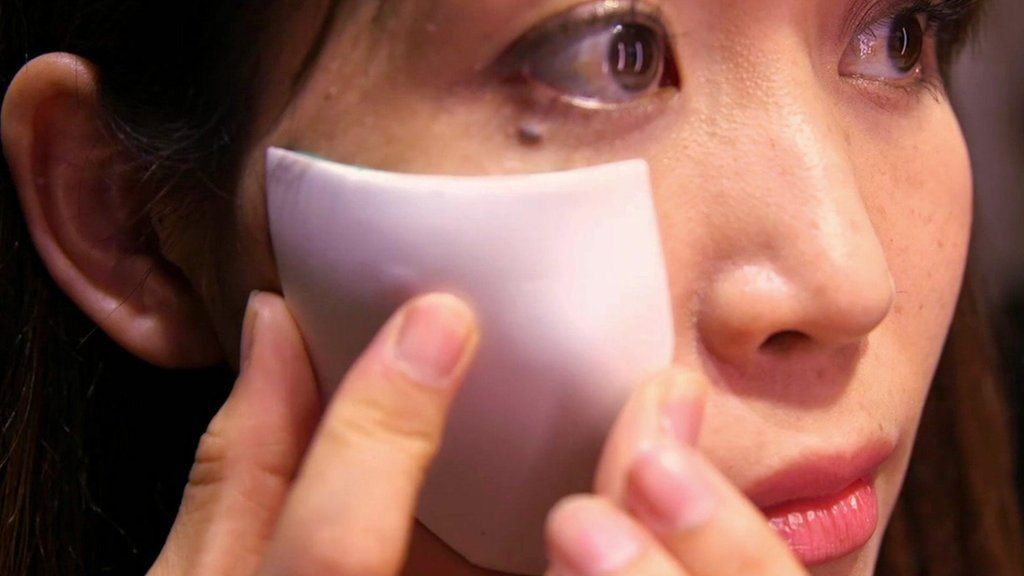 The smart mirror which makes customised makeup patches