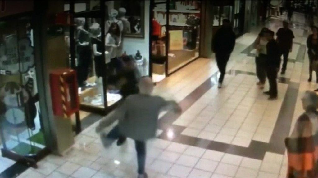 Santiago man, 84, knocks himself out tackling jewellery thief