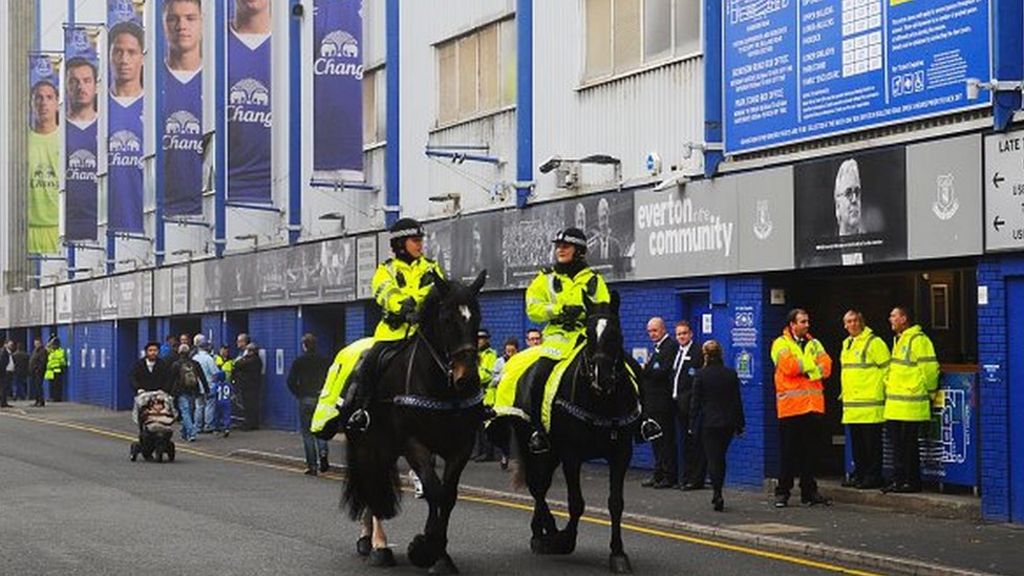 Police 'rape joke' tweeter quits force