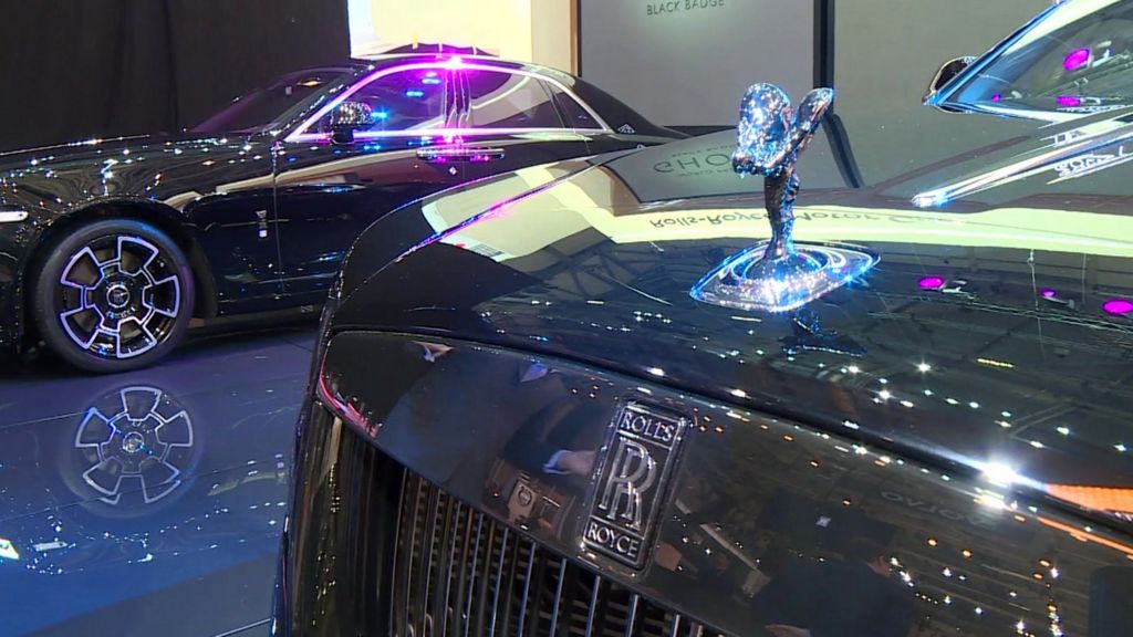 VIDEO: Rolls-Royce paints it black