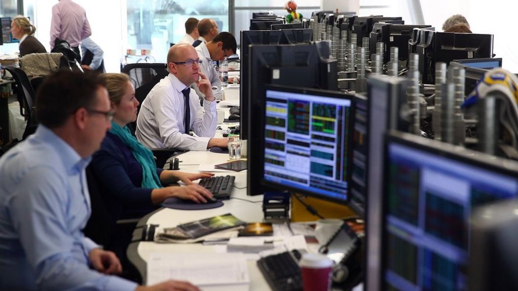 Pound rallies after service sector data