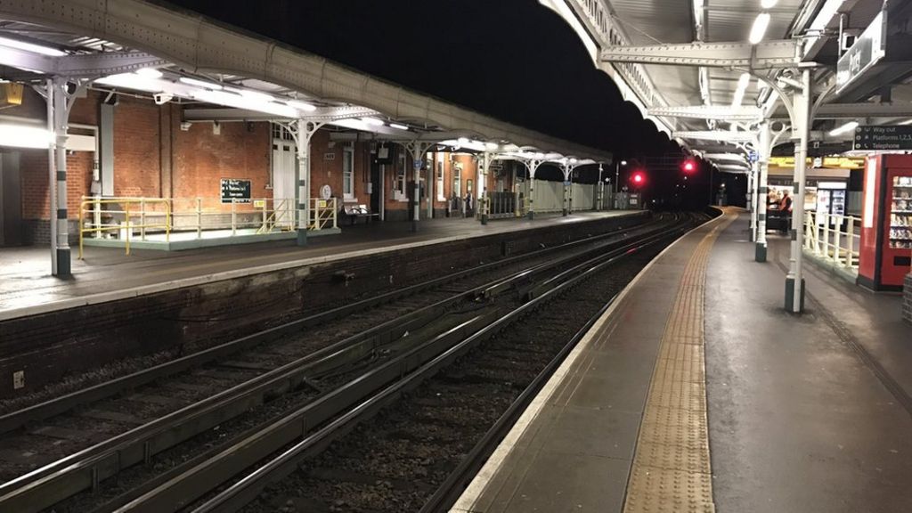 Southern rail: Train drivers' strike enters second day