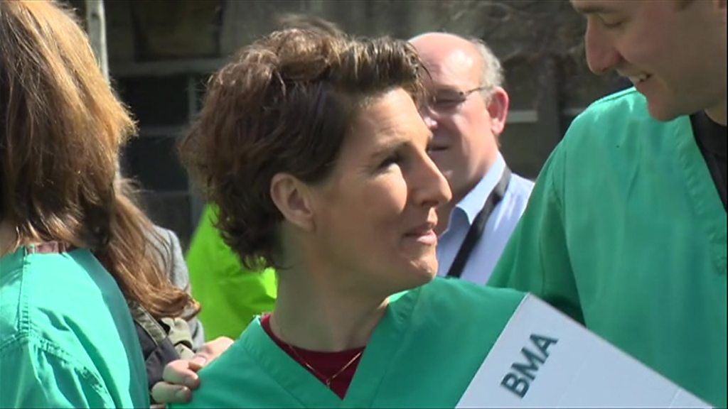 Green Wing cast join junior doctors on picket line BBC News