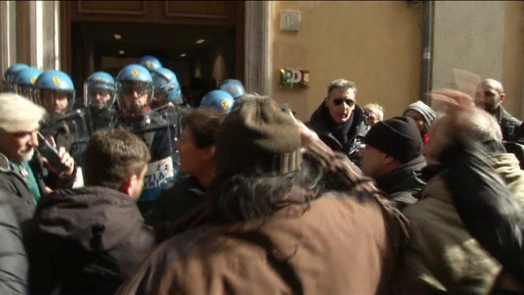 Uber threat drives noisy Italy protests by taxi drivers