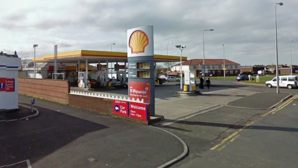 Robbery gang throw axe at police car