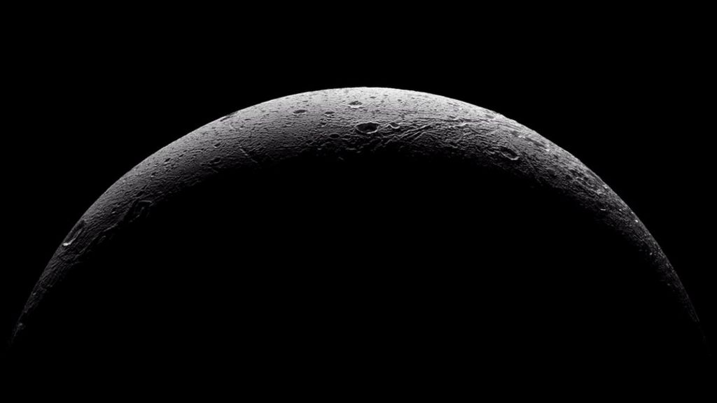 'Farewell' pictures of Saturn moon