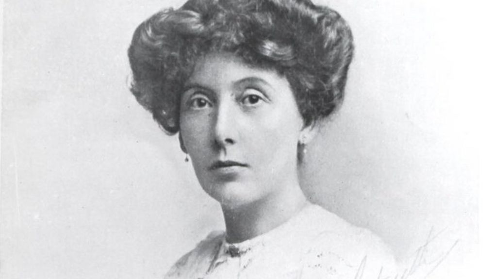 Watching stars: Female science pioneers