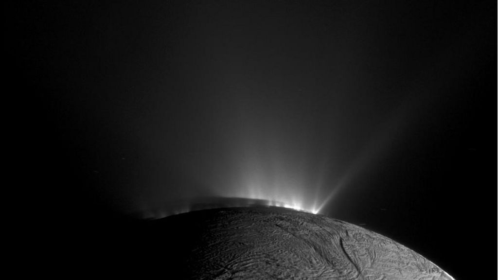 Nasa probe sweeps over Saturn moon