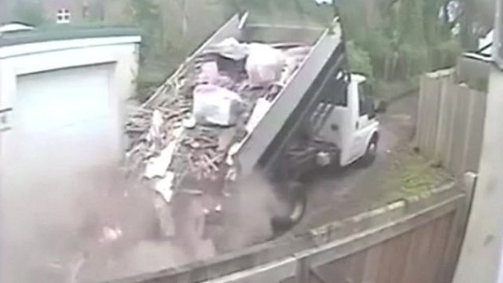 Fly-tipper dumps three tonnes of waste in South Croydon road - BBC News