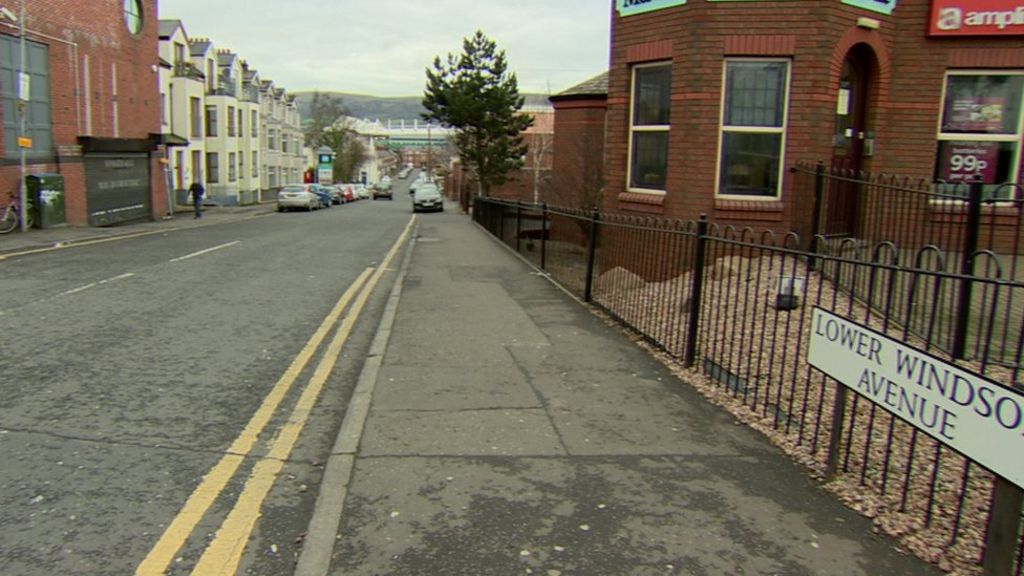 South Belfast: Woman assaulted with hammer during attempted robbery - BBC News