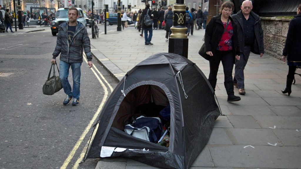 Should homeless people be given tents? BBC News