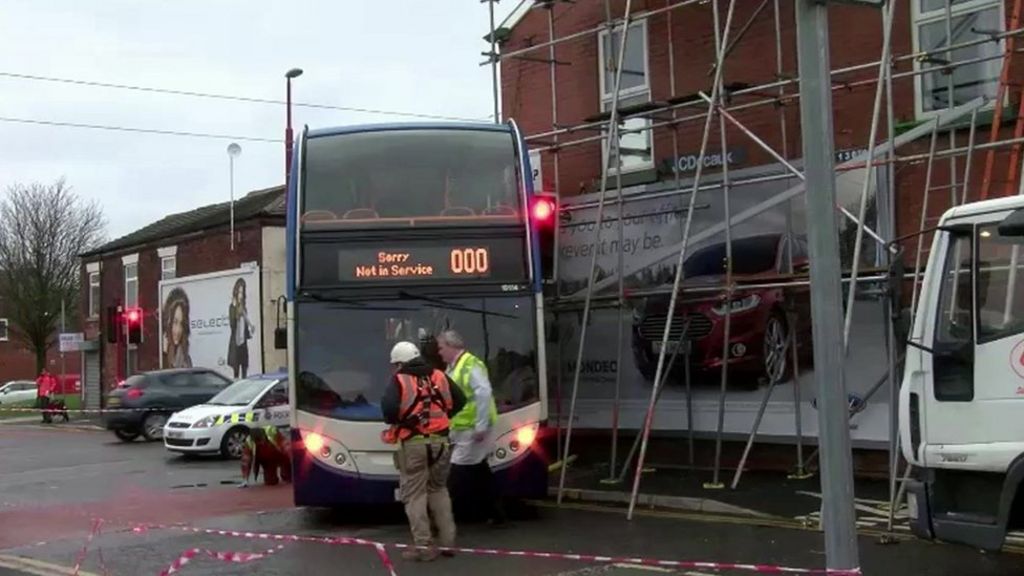 VIDEO: Thief crashes stolen bus into building
