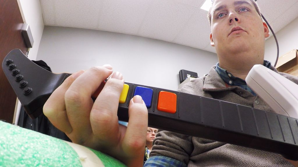 Implant lets paralysed man 'play guitar'
