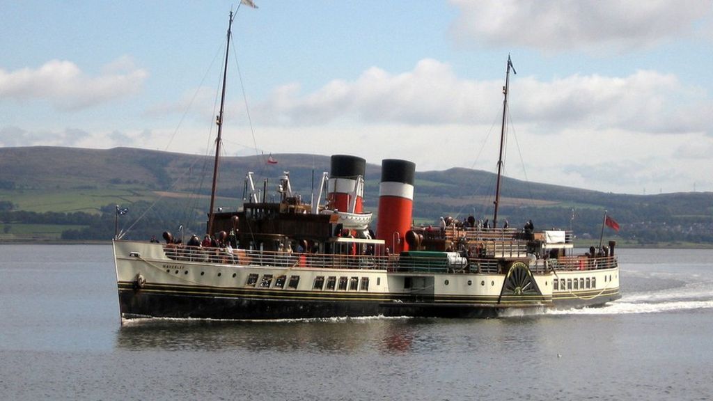 New masts in paddle steamer refit