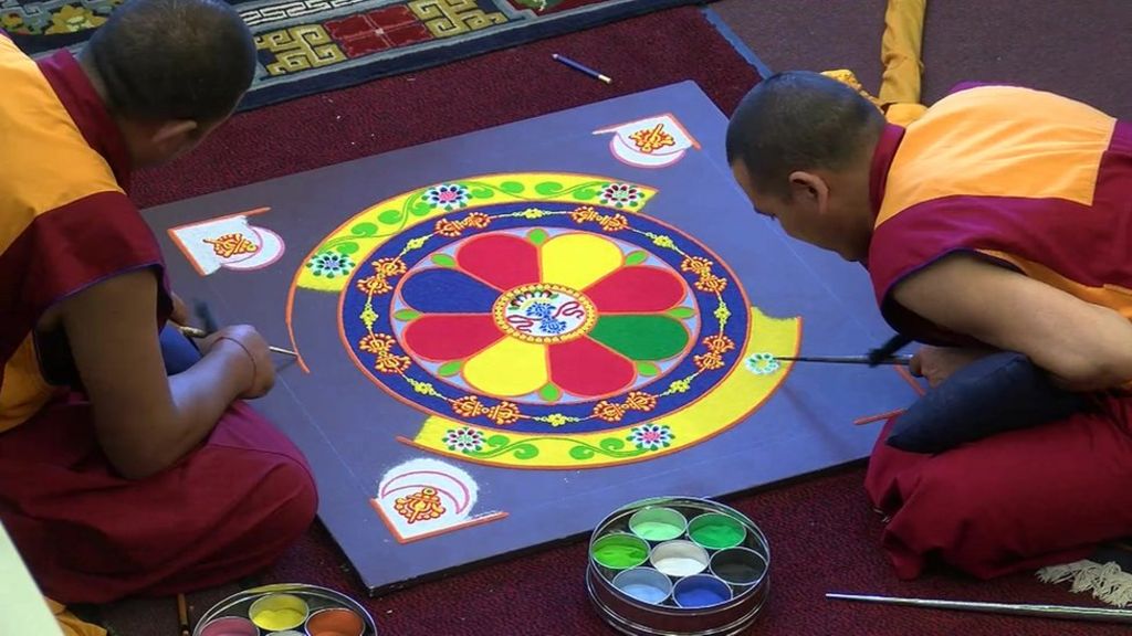 VIDEO: Monks create Mandala in library
