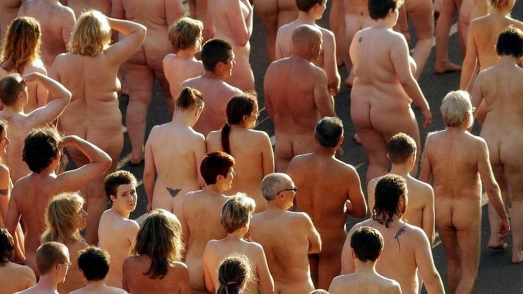 Est Some Photos Spencer Tunick Organizing Large Scale Nude