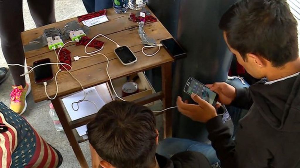 VIDEO: The 'vital' role of mobile phones for refugees