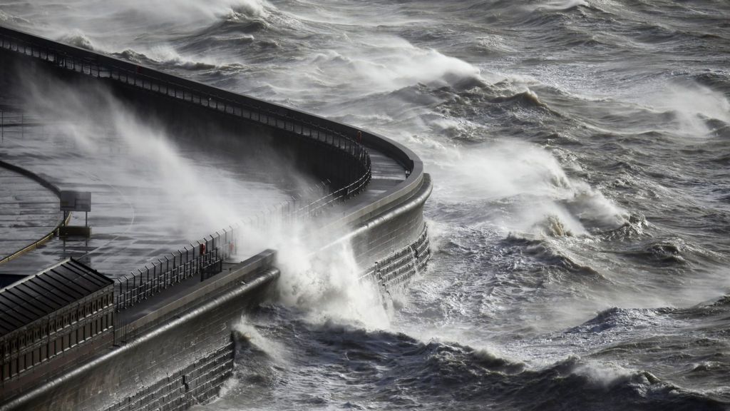 Storm Angus: South-east England braced for 80mph winds