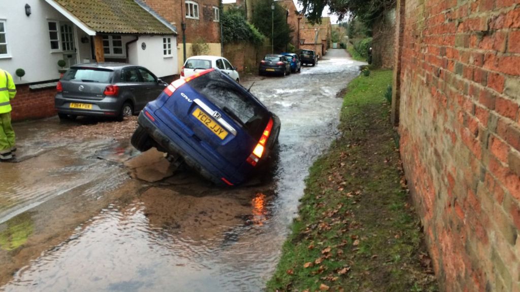 Water company's 'poor' sinkhole response