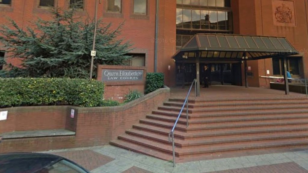 Officer who admitted hitting prisoner is cleared of assault