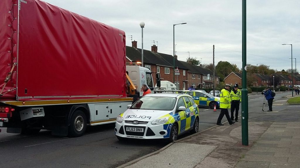 Nottingham boy, 5, injured by police car - BBC News