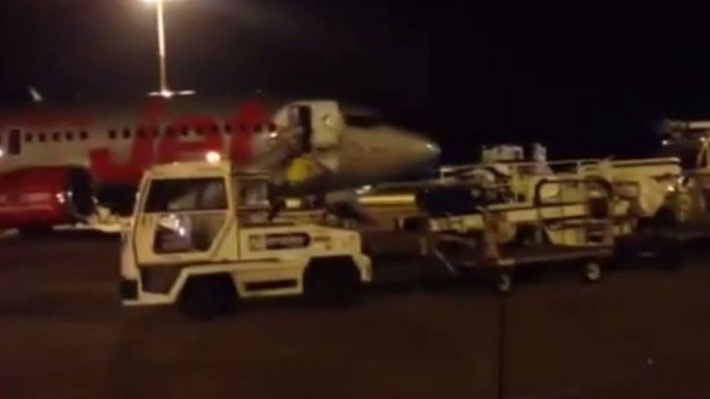 Jet's passengers jumped from wing