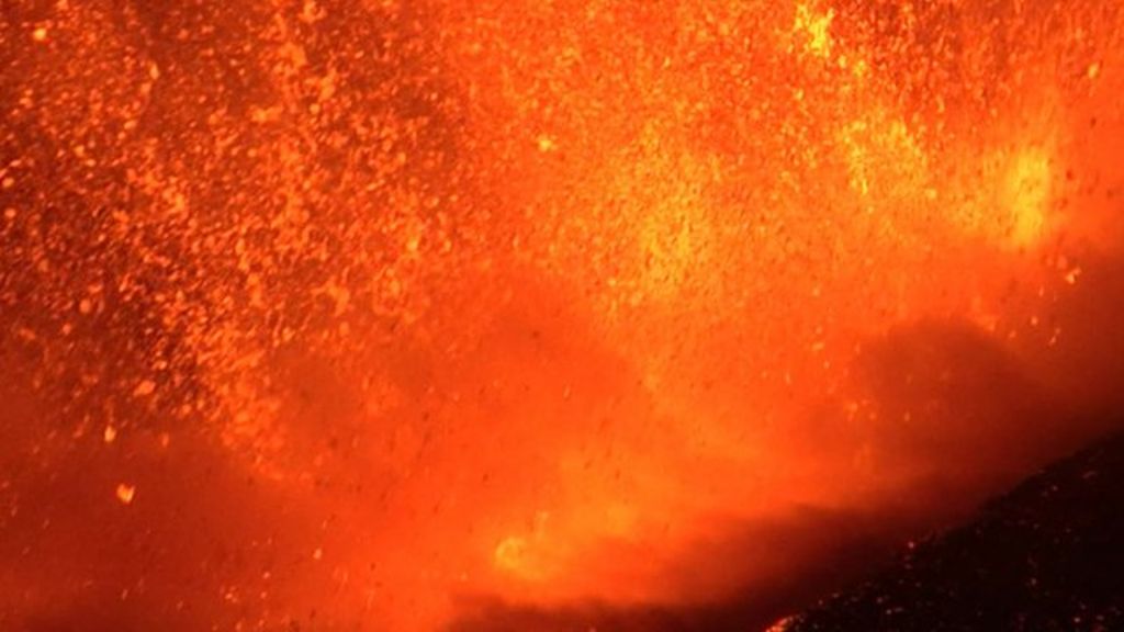 VIDEO: Etna blasts lava and ash high into sky