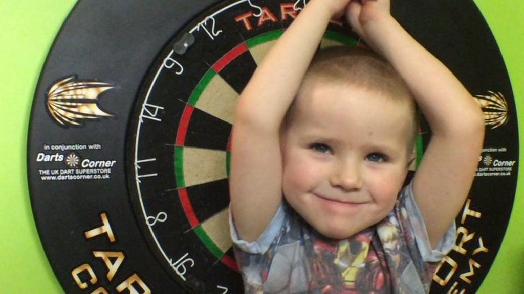 Mason Foulkes: Darts wonderkid, aged 4