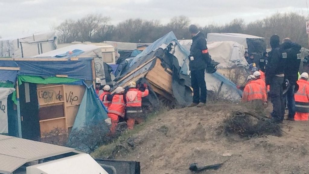 EU migrant crisis France starts clearing Calais 'Jungle' BBC News