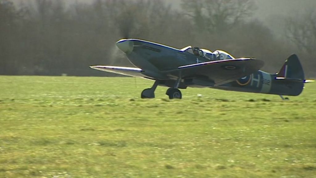 Spitfire flight over Southampton marks 80th anniversary BBC News