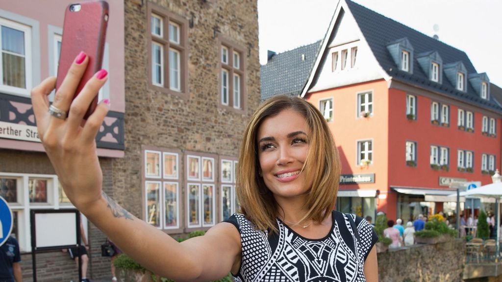 Mobile roaming charges cut within EU