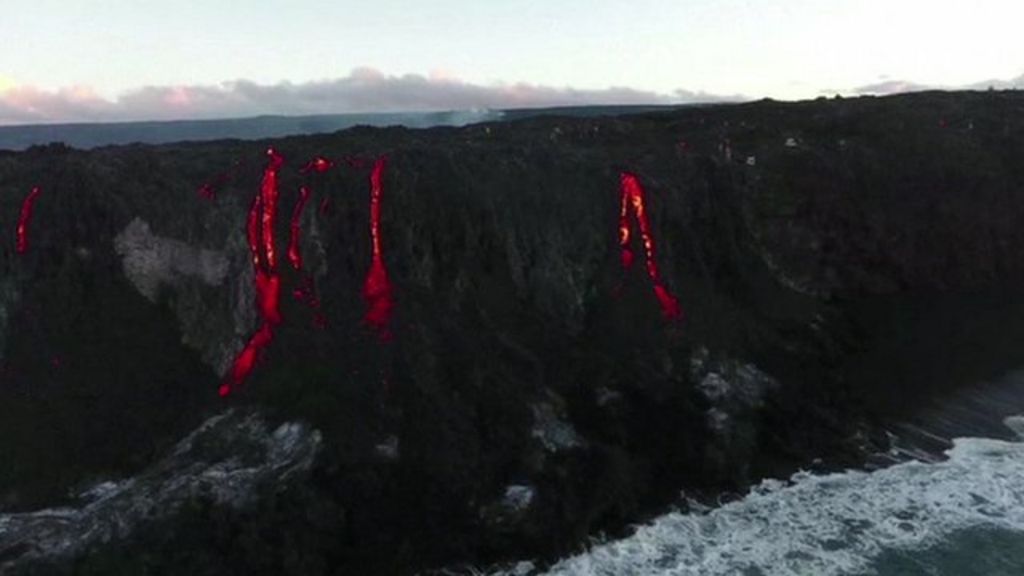 Tourists flock to Kilauea Volcano lava streams