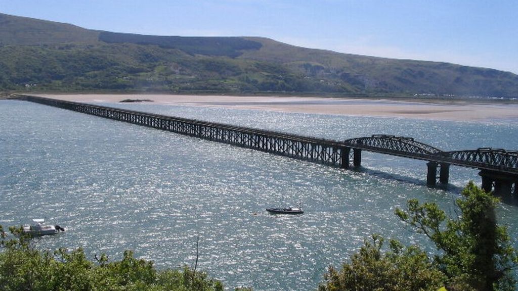 Fire on Barmouth Bridge viaduct leads to rail disruption