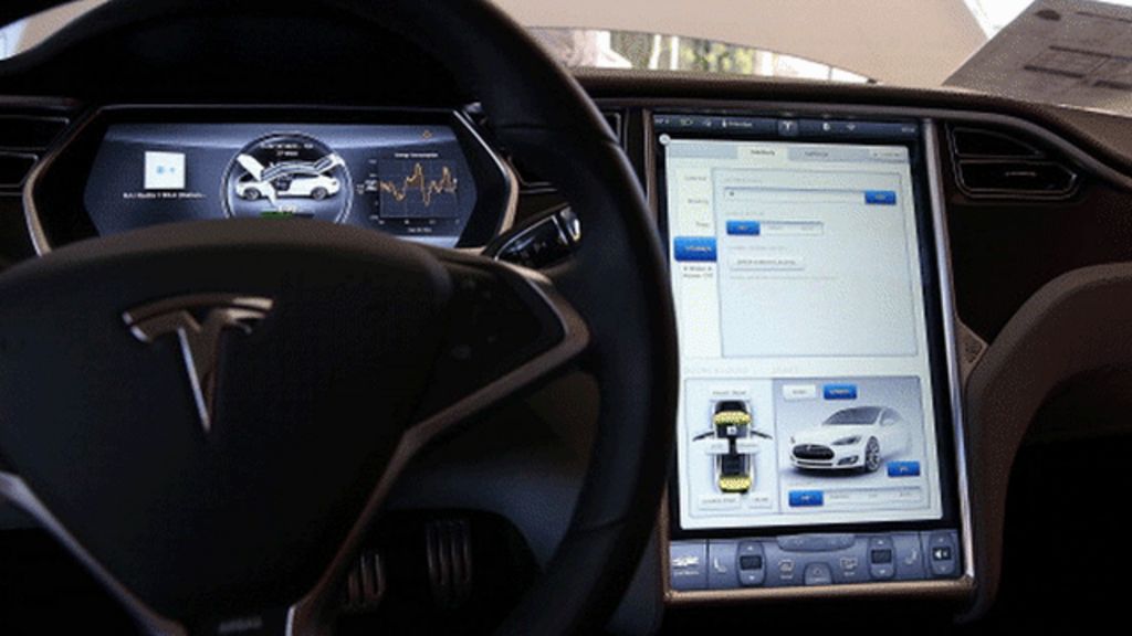 Tesla autopilot 'driving dangerously'
