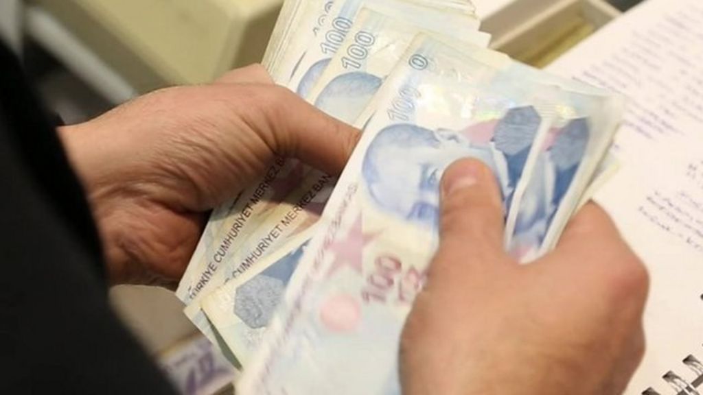 Businesses offer freebies in Turkish currency campaign.