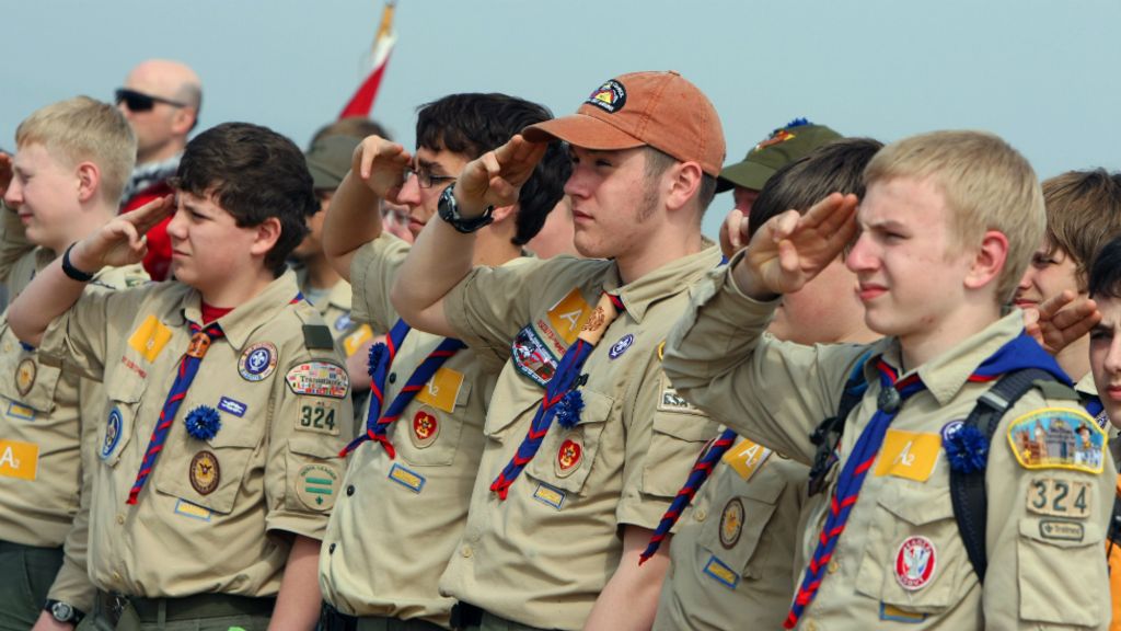 US boy scouts end ban on gay adults