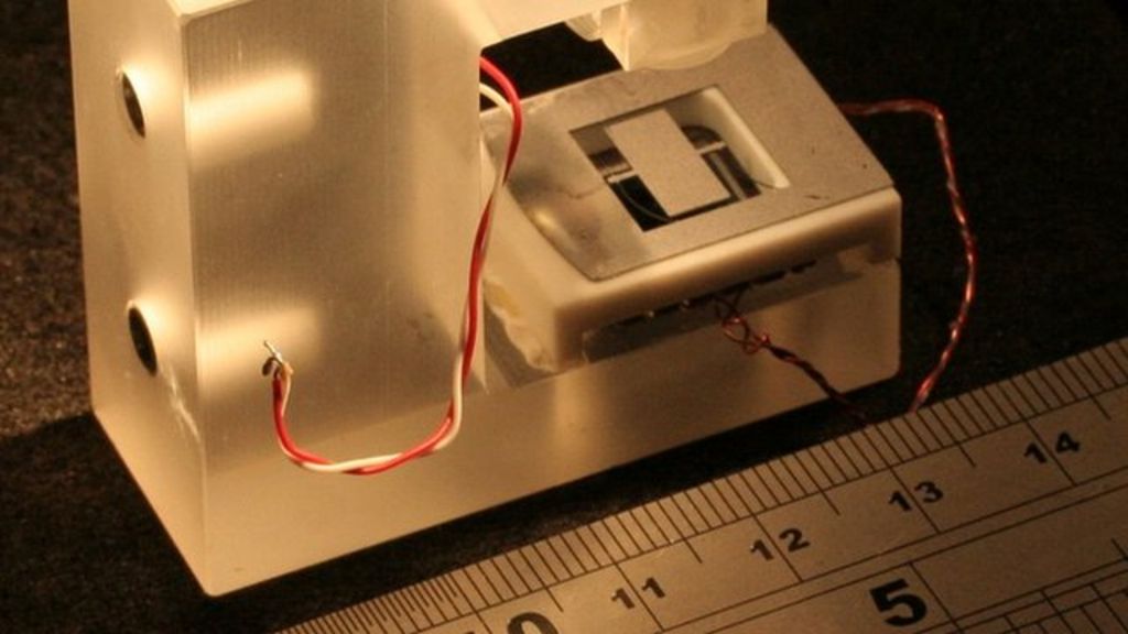 Tiny gravity gadget to peer underground