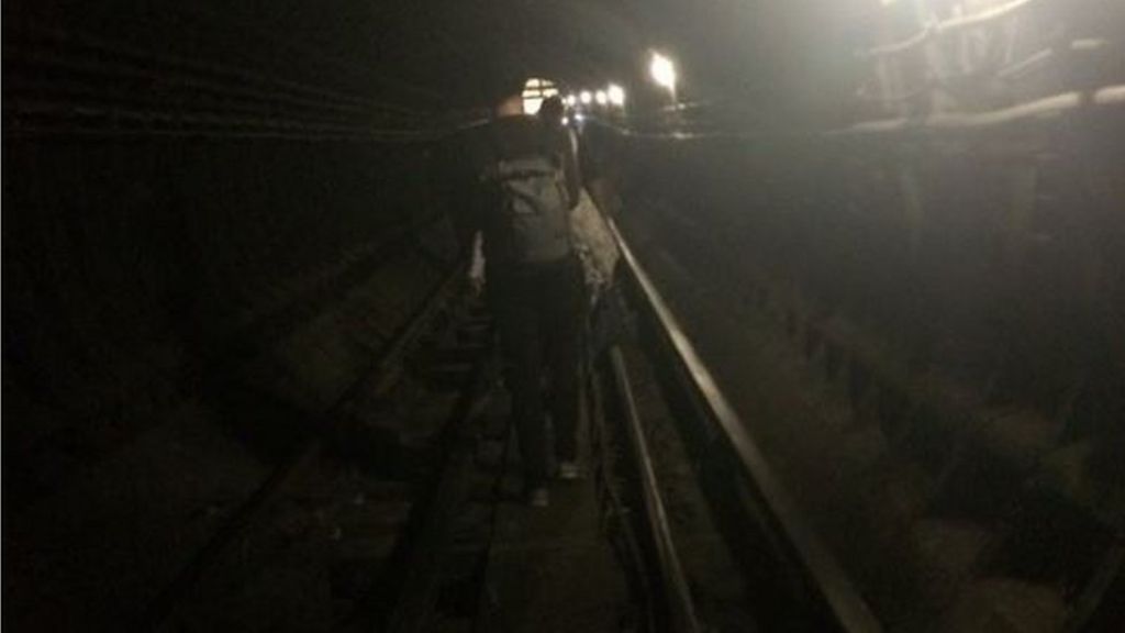 Stuck Tube train leaves '1,000 passengers' to walk tunnel