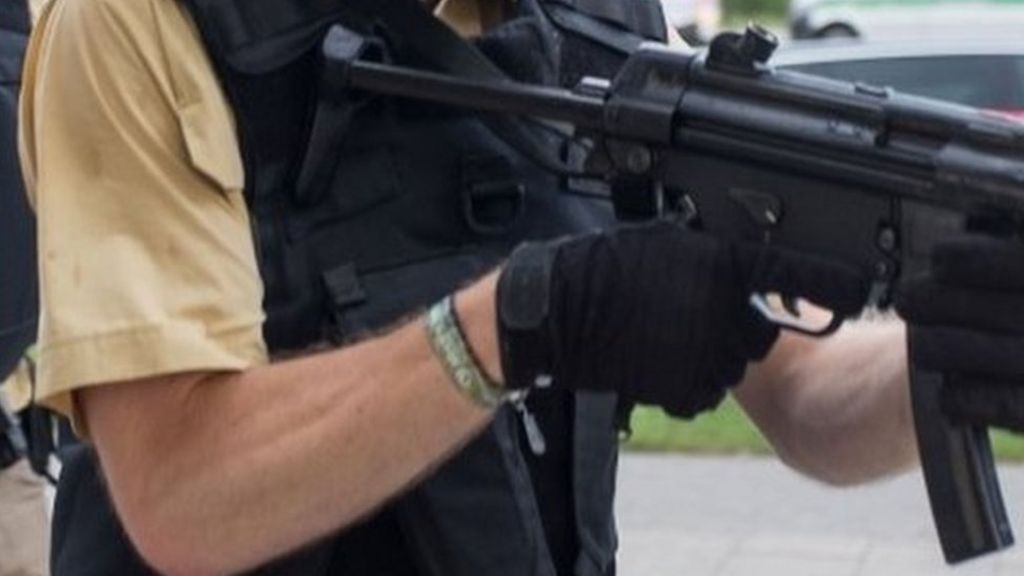 Munich shooting: Police say nine dead as manhunt continues - BBC News