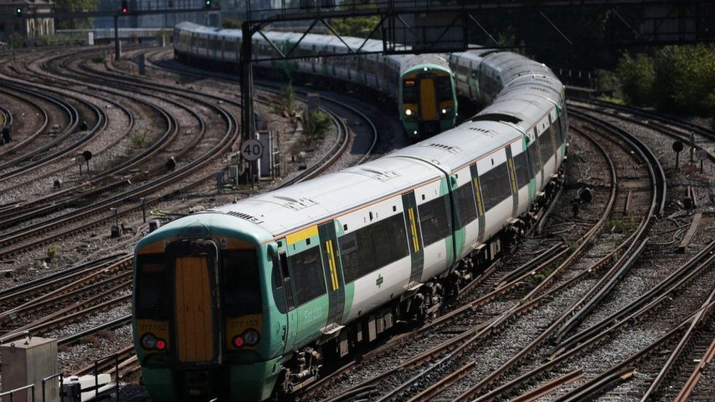 Southern rail deal a 'shocking betrayal', RMT union says