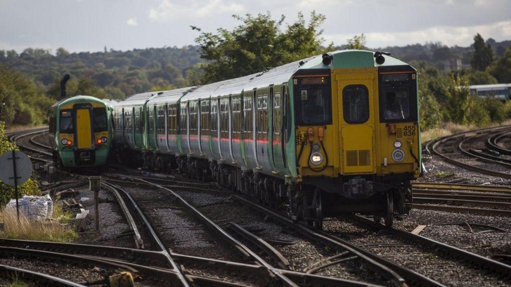 RMT criticises Southern rail over holiday pay 'bullying'