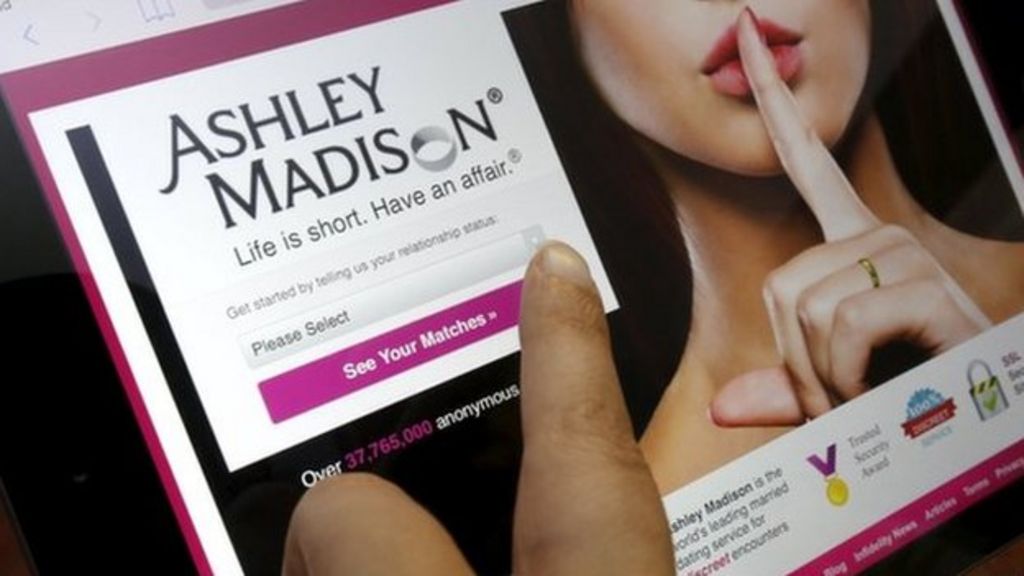 Ashley Madison founder steps down