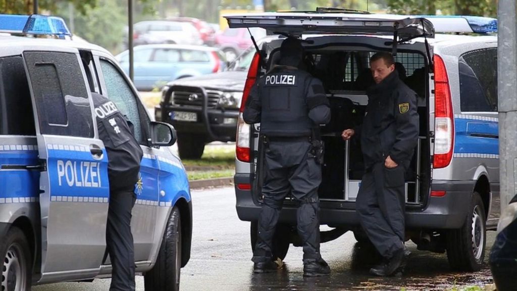 Germany hunts bomb suspect in Chemnitz
