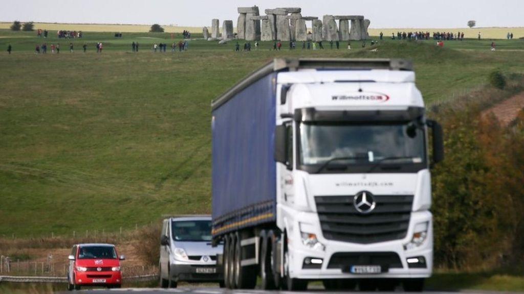 Experts assess Stonehenge tunnel plan