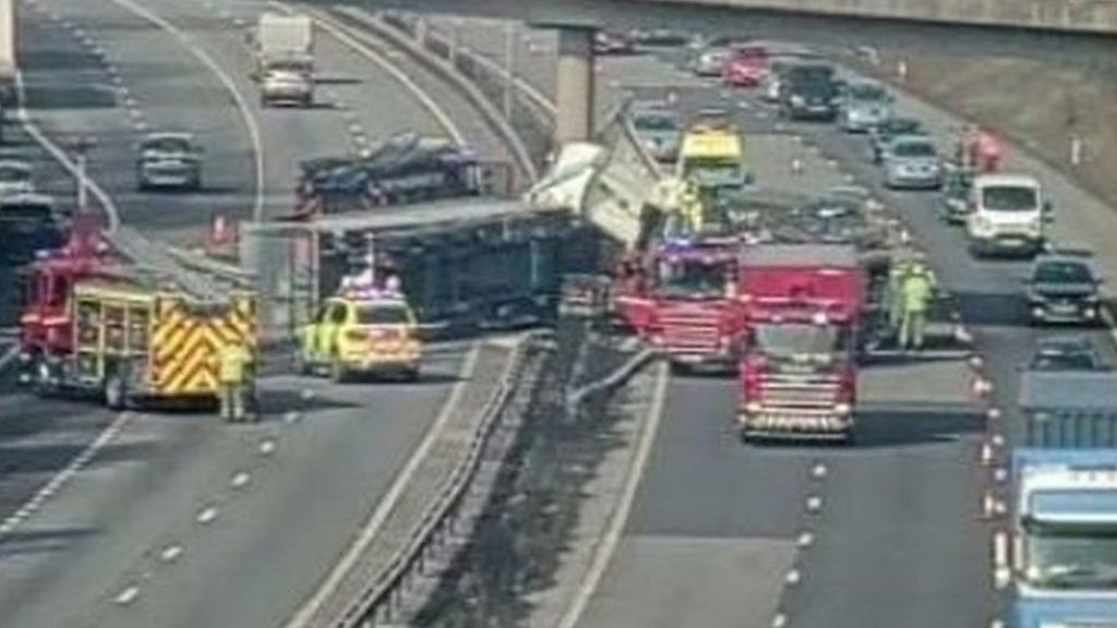 Disruption after lorry crashes on M40