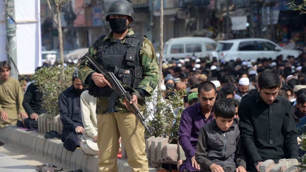 Pakistan 'kills 100 militants' after Sufi shrine attack - BBC News