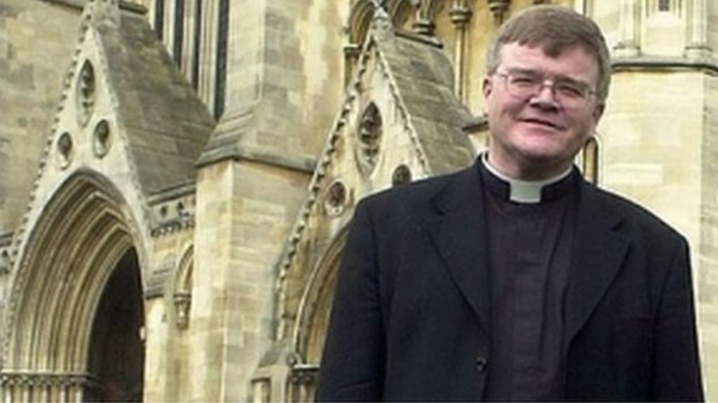 Esgob Llandaf: Eglwys yng Nghymru yn gwadu 'homoffobia'