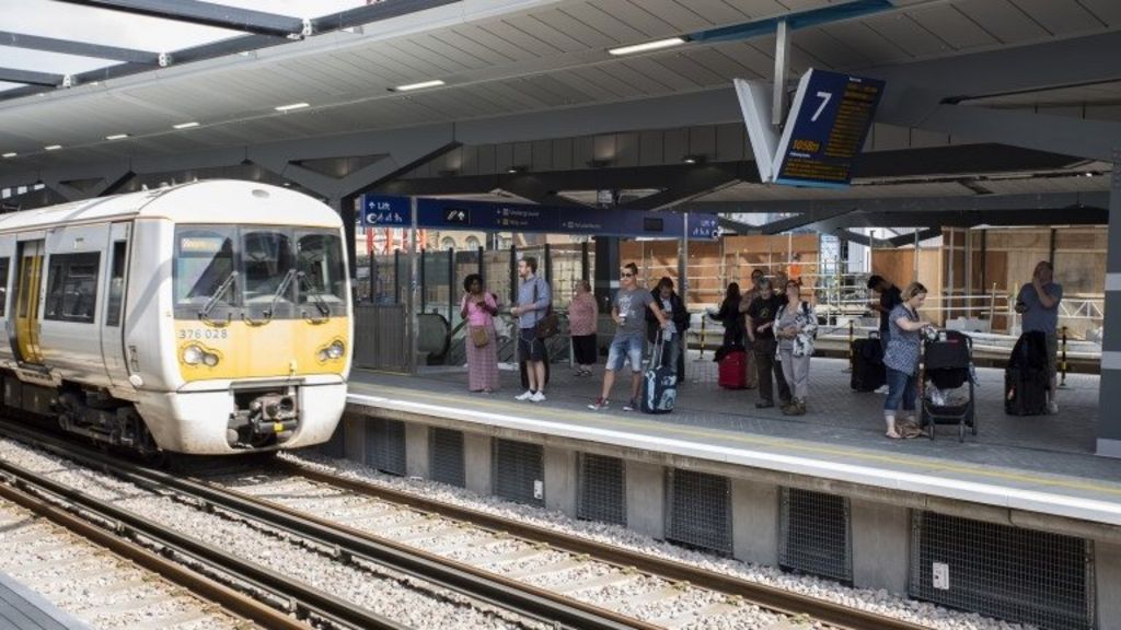 Southeastern rail commuters face hour-long London delays