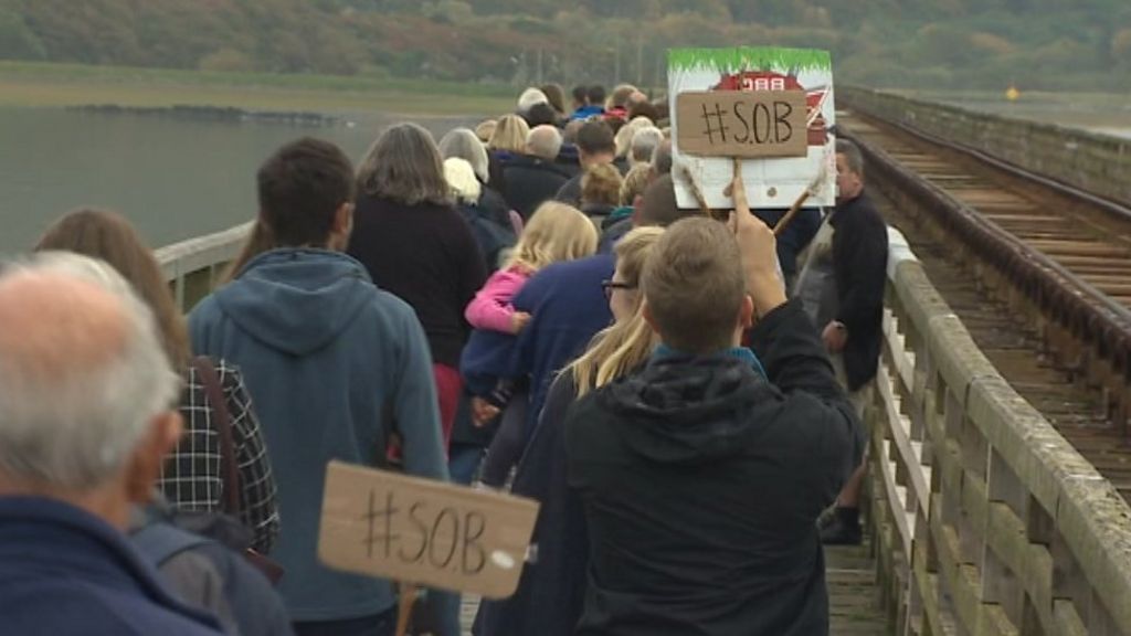 Protest over bridge closure bid