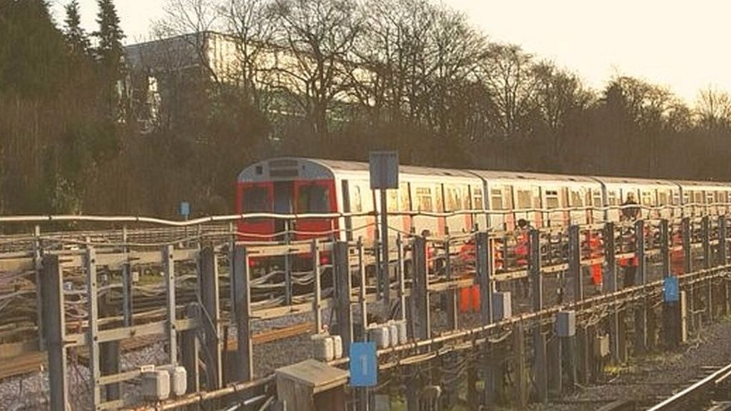 Tube line shuts after train derails